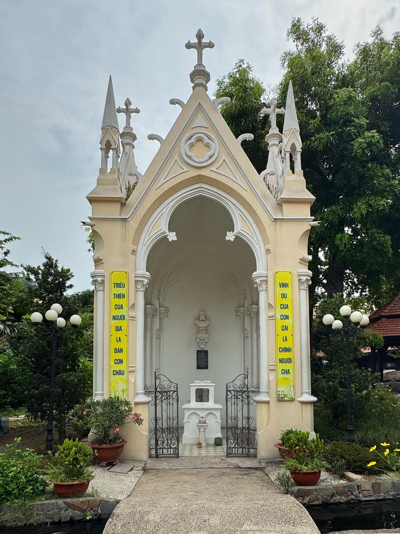 Mộ cha Wibaux 