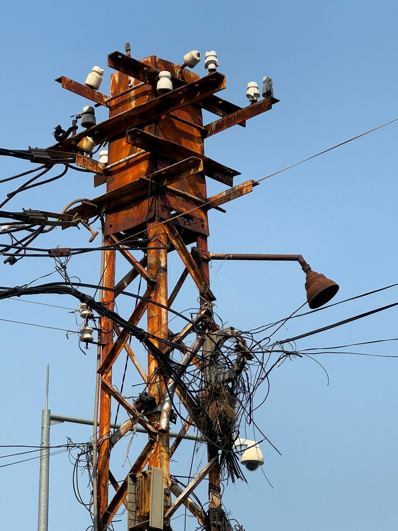 Cột điện thép xưa 