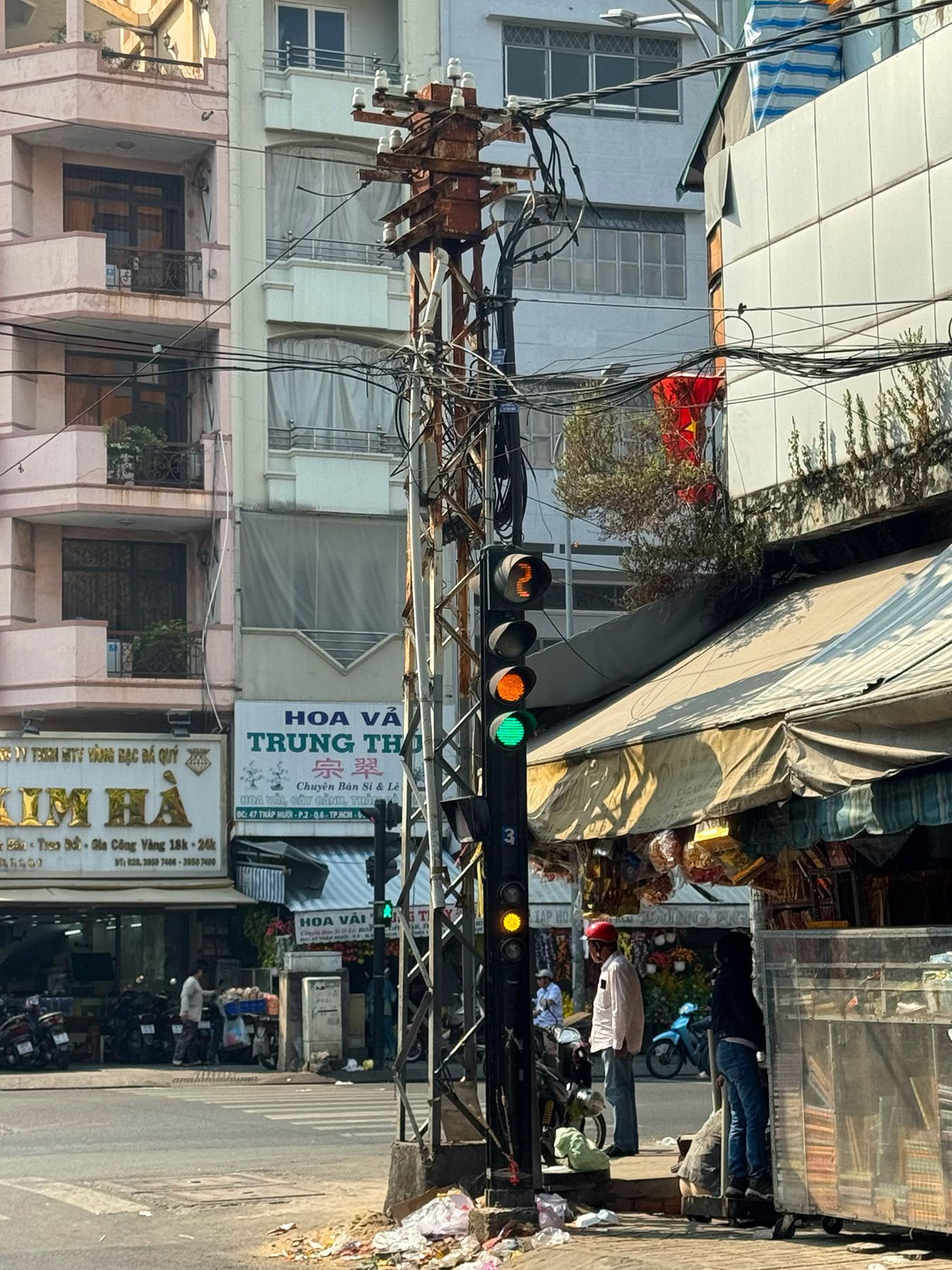 Cột điện thép xưa 